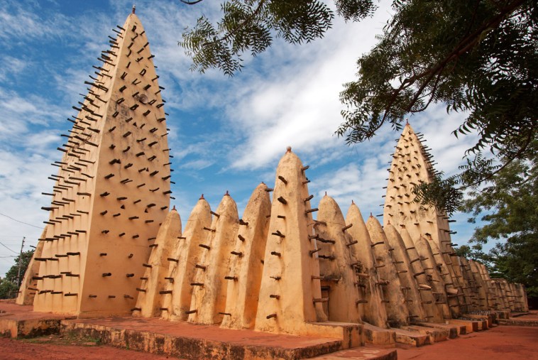 Masjid Lumpur di Ghana Akhirnya Runtuh