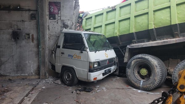 Truk Hantam Pikap hingga Terdorong 18 Meter