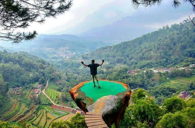 Aktivitas Wisata di Kebun 8 Batu dengan Suasana PegununganKebun 8 Batu, sebuah destinasi wisata alam yang menawan, terletak di perbukitan.