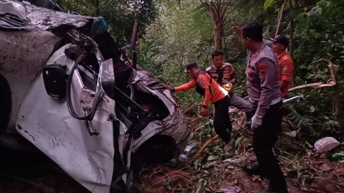 Fortuner Masuk Jurang di Jalur Bawang-Dieng Batang